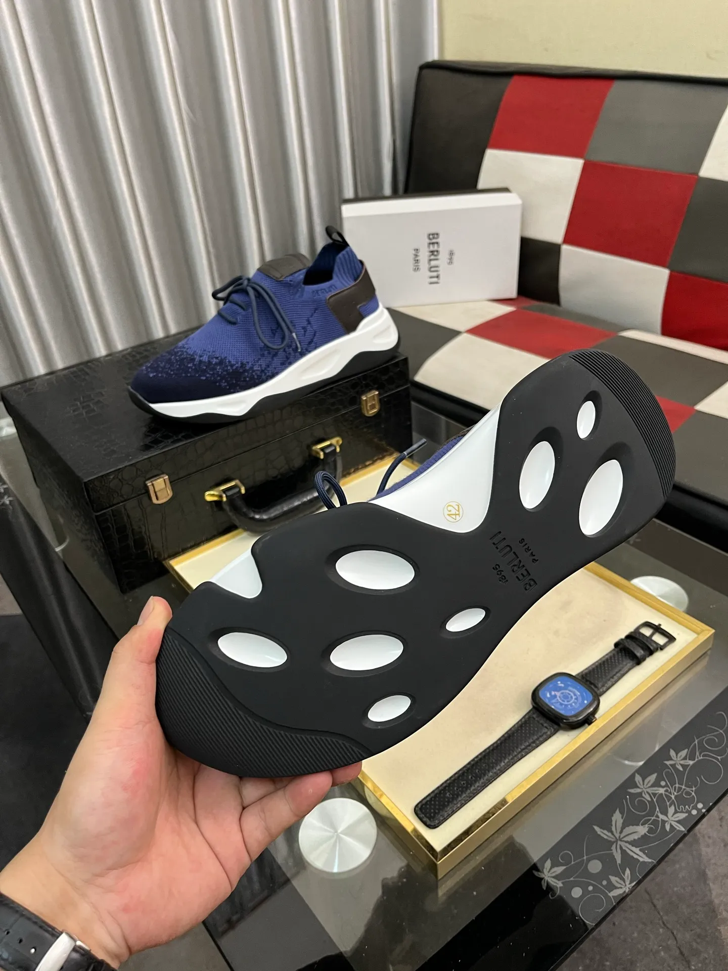 Men's Men's Shoes 💰400⌚️⌚️Berlut* France's top men's shoes, Berluti brand broke the rules in its first show and launched a new Edge shoe last. This model is hand-crafted with exquisite and fashionable fly-woven cowhide, a water-dyed cowhide lining, and an original color-blocked lightweight and wear-resistant rubber sole. This bold improvement of the iconic shoe last is of great significance to the creative work of its unique shape and edge width. On Alessandro shoes, this sharp-edged silhouette is made more see-through through Kris' bold and professional new Cloudy dyeing, making it classic and fashionable! Size: 38-46
